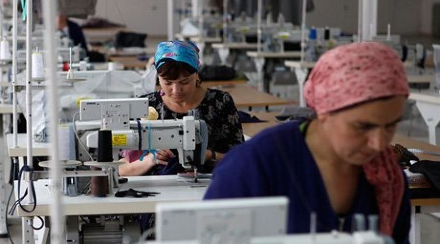 Видео про фабрик. Швейные фабрики Дагестан. Швейная фабрика Грозный. Одежда Дагестанских фабрик. Швейные фабрики строят в горах.